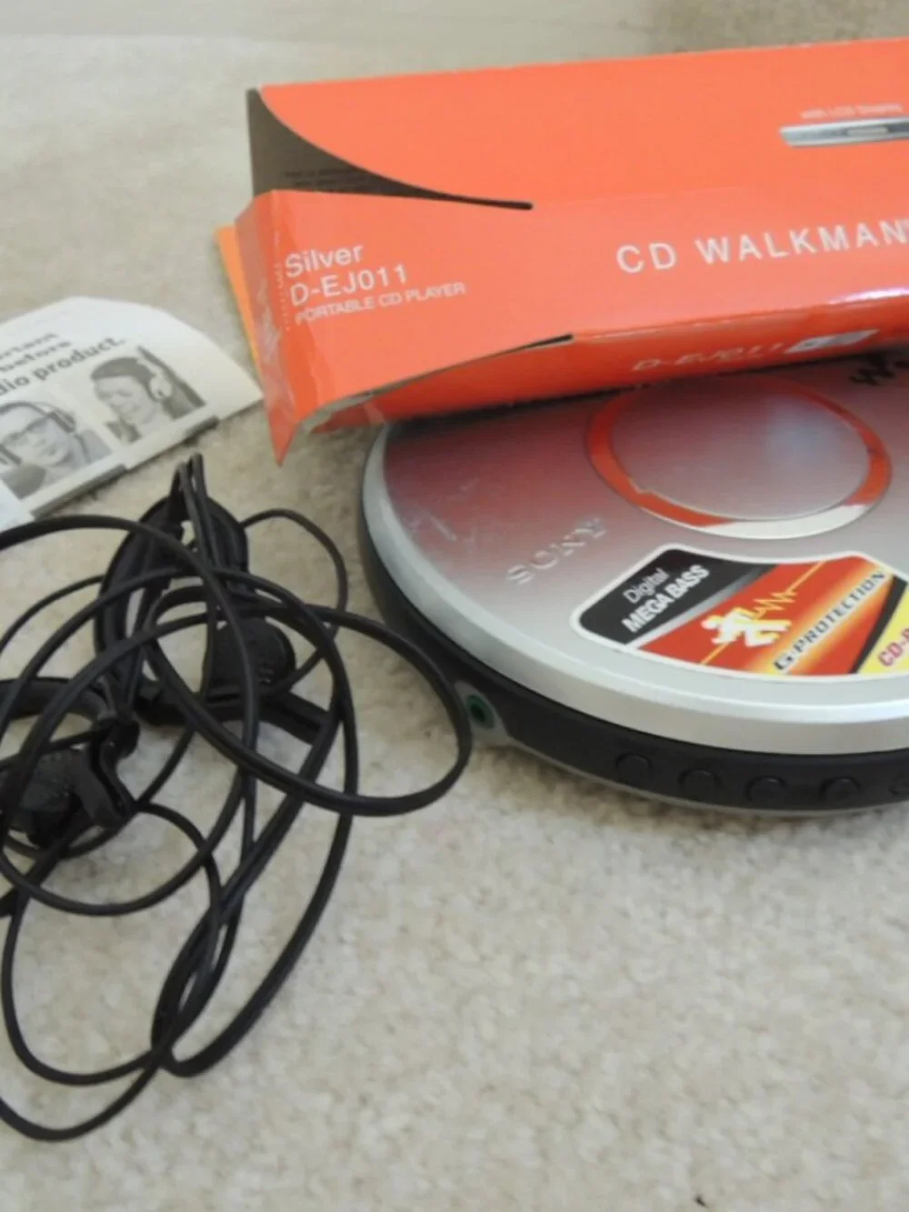 Sony D-EJ011 CD Player Silver CD-R/RW Walkman Disc Player + Over Ear Headphones